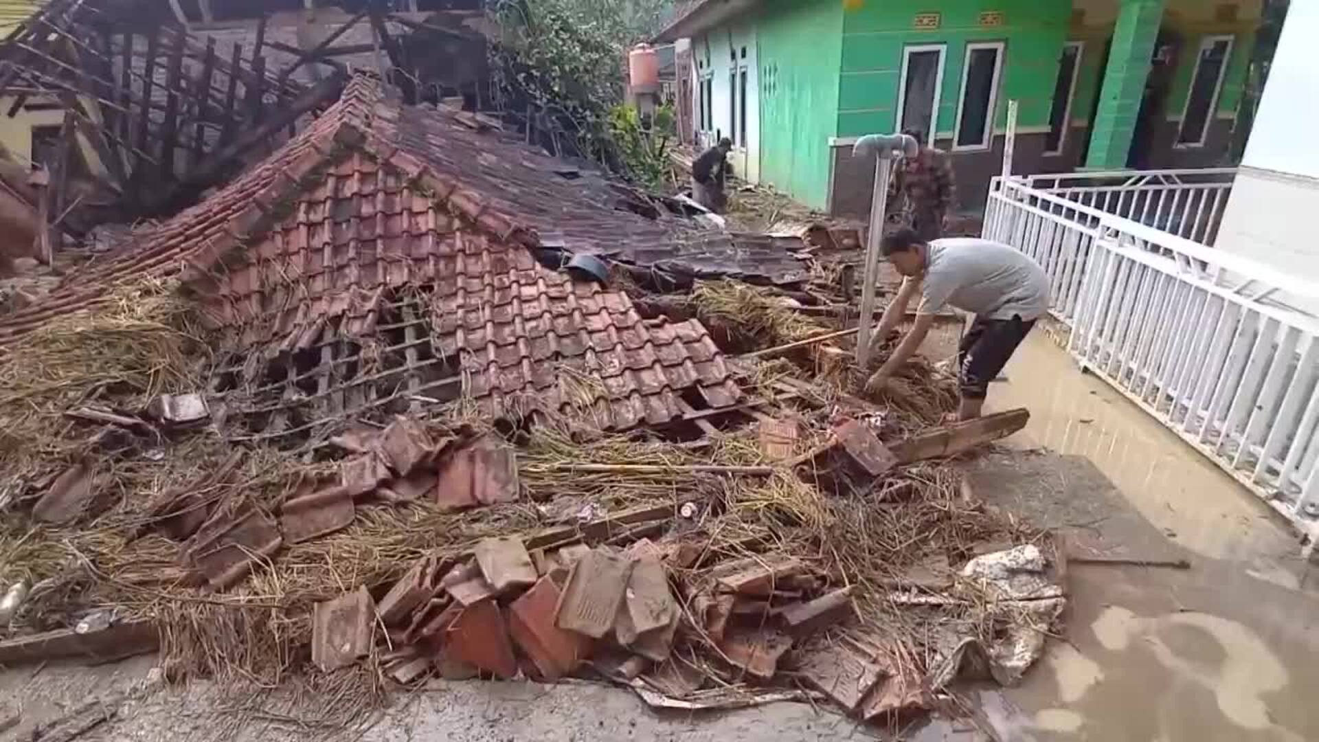Al menos nueve desaparecidos por una avalancha de tierra en la isla indonesia de Java