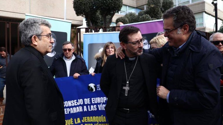 De izquierda a derecha, en primer plano, Luis Arguello, José Cobo saludan Juan Cuatrecasas en la puerta de la Conferencia Episcopal en el día en que los dos primeros fueron elegidos al frente de la obispos españoles