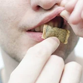 Las bolsas de nicotina que llegan a España y se comen las encías de los jóvenes