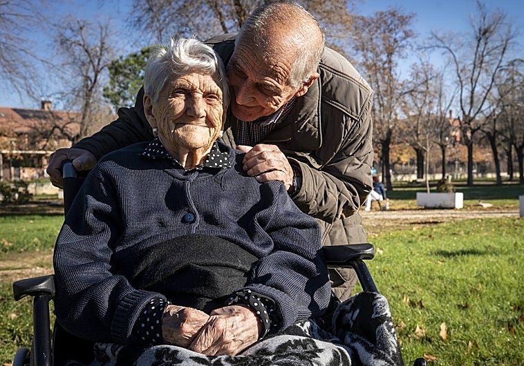 Jerónima, de 105 años, y su hijo José en una residencia de Alcalá de Henares (Madrid)