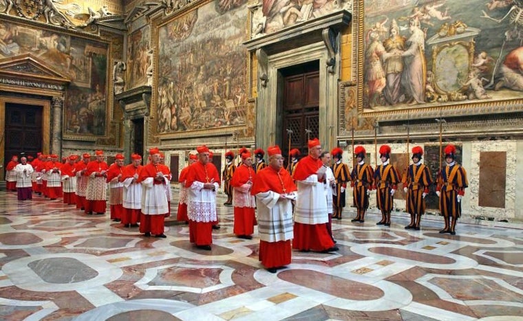 Los cardenales se dirigen en procesión hacia la Capilla Sixtina para comenzar el cónclave de 2005