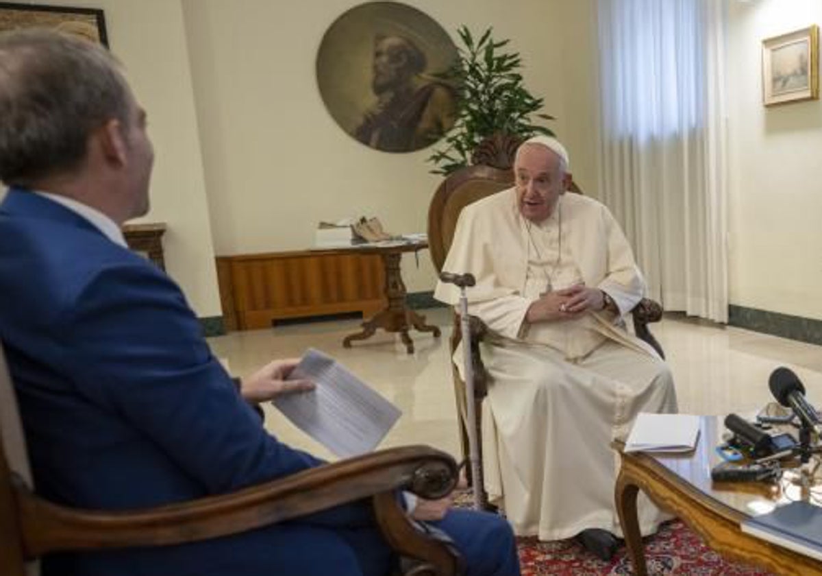 Javier Martínez-Brocal en un momento de la entrevista al Papa Francisco