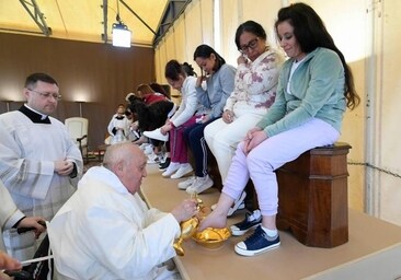 El Papa lava los pies sólo a mujeres, doce reclusas de una cárcel romana