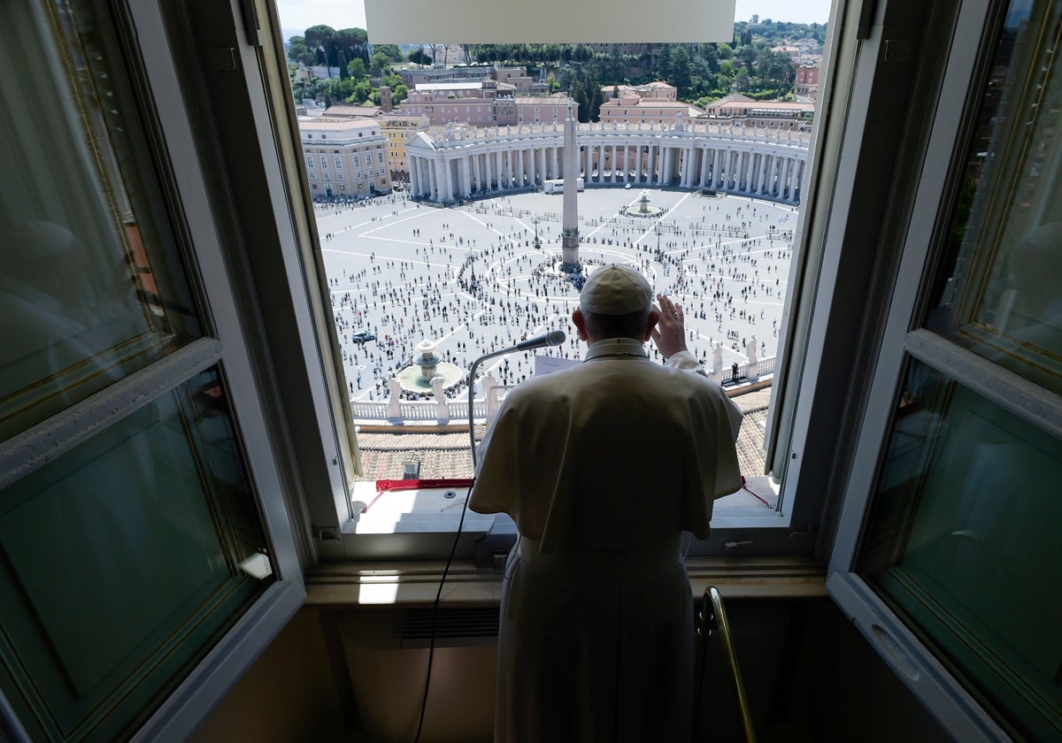 El Papa Francisco saludando a los fieles de la plaza de San Pedro