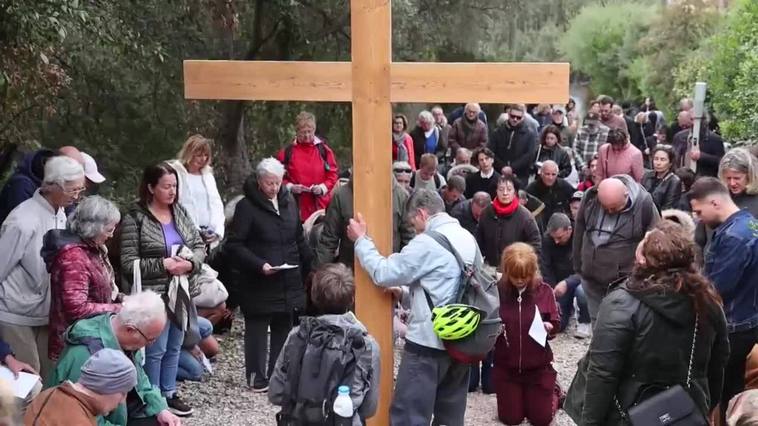 Celebración del Via Crucis del Viernes Santo en Antibes, sur de Francia