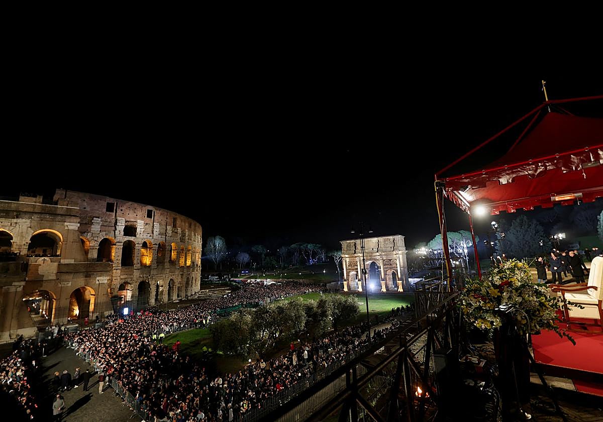 El Coliseo, preparado para la celebración del Vía Crucis de Viernes Santo