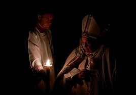 El Papa evoca «la paz quebrantada por la crueldad del odio y la ferocidad de la guerra» en la Vigilia Pascual