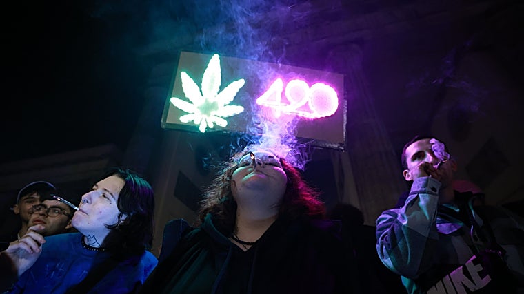 Participantes en la quedada en la Puerta de Brandenburgo para fumar marihuana y celebrar