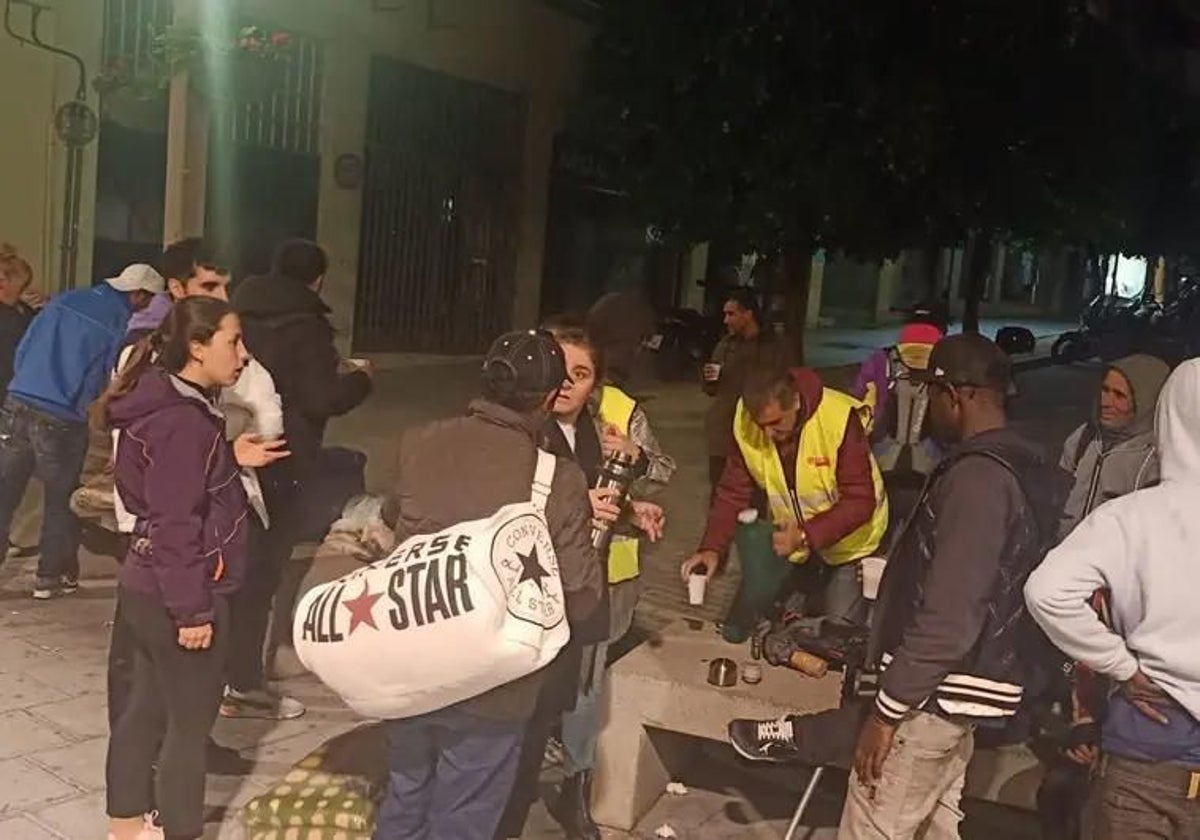 Voluntarios de Cáritas atienden a emigrantes por la noche en Jaen