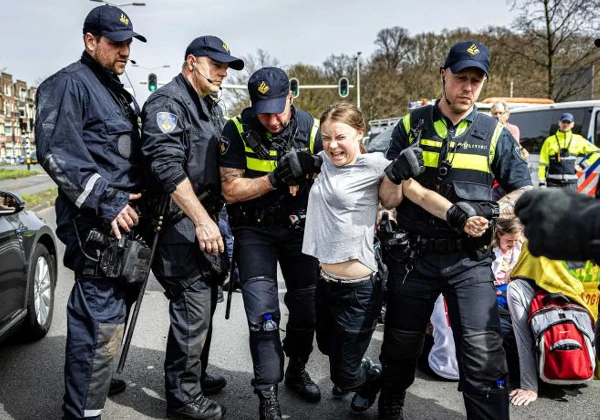 La Policía neerlandesa detiene a Greta Thunberg en una protesta por bloquear una autopista en La Haya