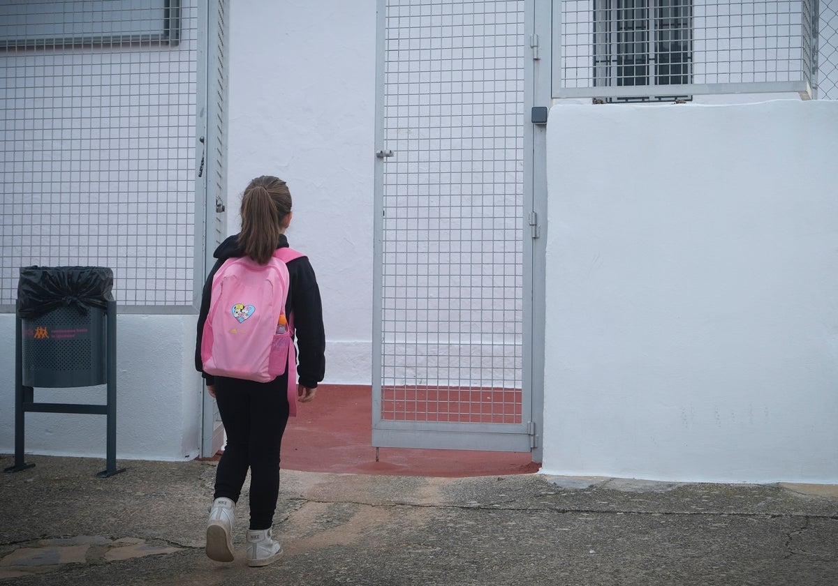 Una niña de Primaria accede a su colegio en una localidad malagueña