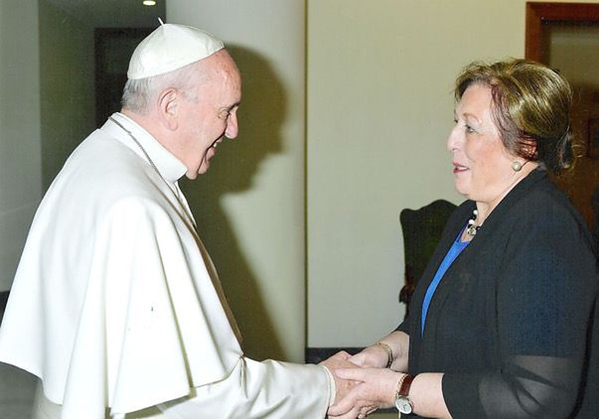 Encarnación González junto al Papa Francisco, en 2015.