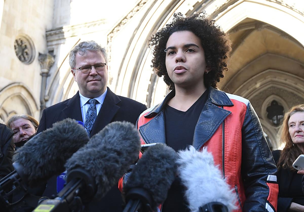 El caso de Keira Bell, que ganó la causa judicial al NHS británico en 2020, marcó un antes y un después para las transiciones de género «improvisadas» y sin justificación médica en su país