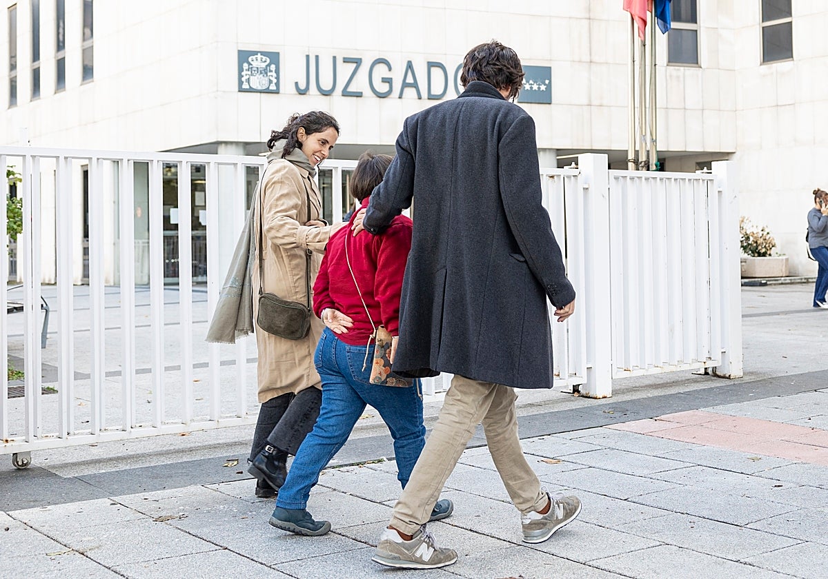Malluca Alemany e Israel Berenguer, dos facilitadores, acompañan a una persona con síndrome de Down al juicio