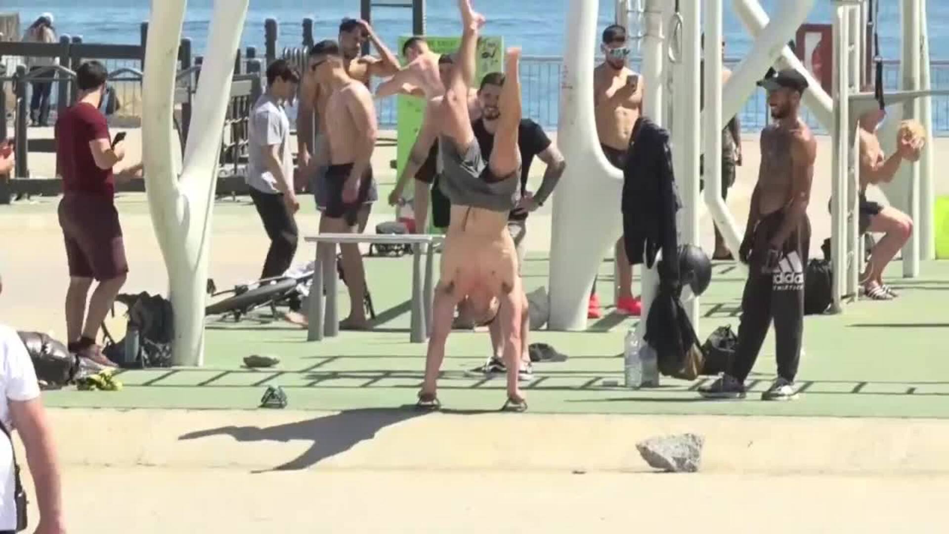 Playas casi a rebosar en Barcelona cuando el verano aún queda lejos