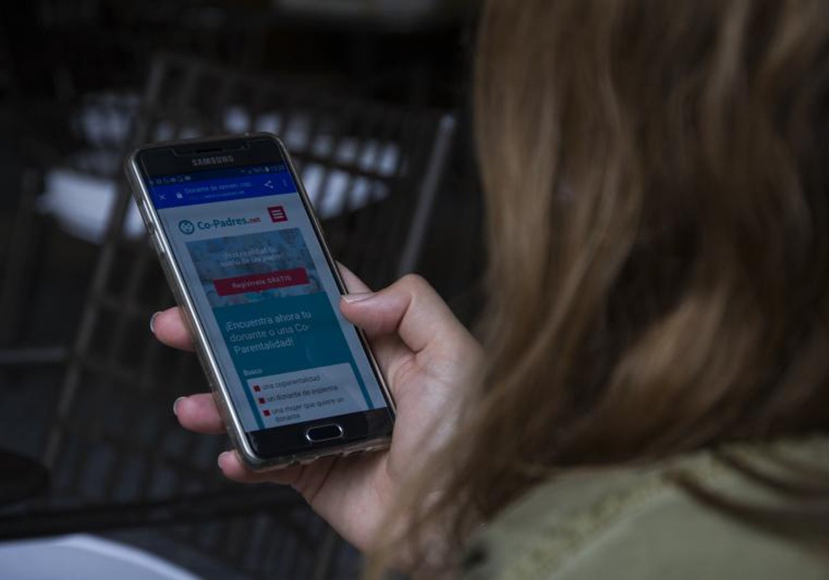 Una usuaria utiliza la app Copadres.net