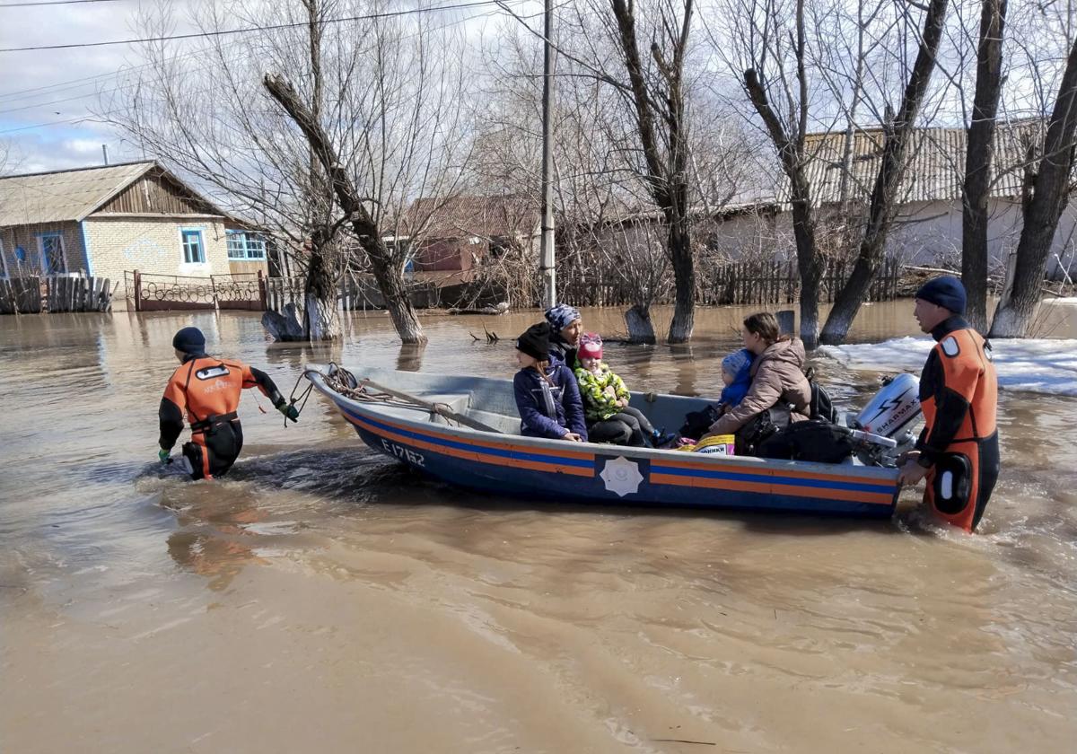 Vista del rescate de ciudadanos en la región de Akmola, Kazajistán.