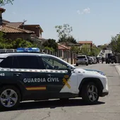 Vehículos de la Guardia Civil en la calle donde tuvieron lugar los hechos