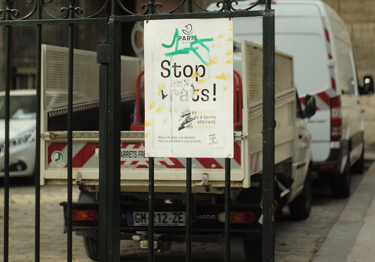 Cartel en la puerta lateral de la Iglesia de Saint-Germain-des-Prés
