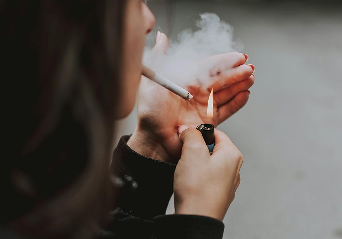 Turín prohíbe fumar en la calle salvo que haya un espacio de seguridad de cinco metros