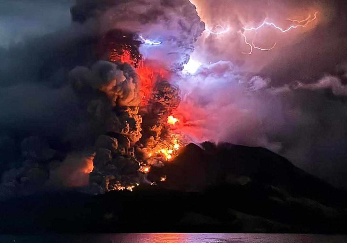 Un rayo cayó sobre el volcán Ruang, en la provincia indonesia de Sulawesi Septentrional, mientras arrojaba lava y ceniza