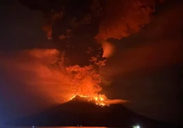 Un rayo cayó sobre el volcán Ruang, en la provincia indonesia de Sulawesi Septentrional, mientras arrojaba lava y ceniza