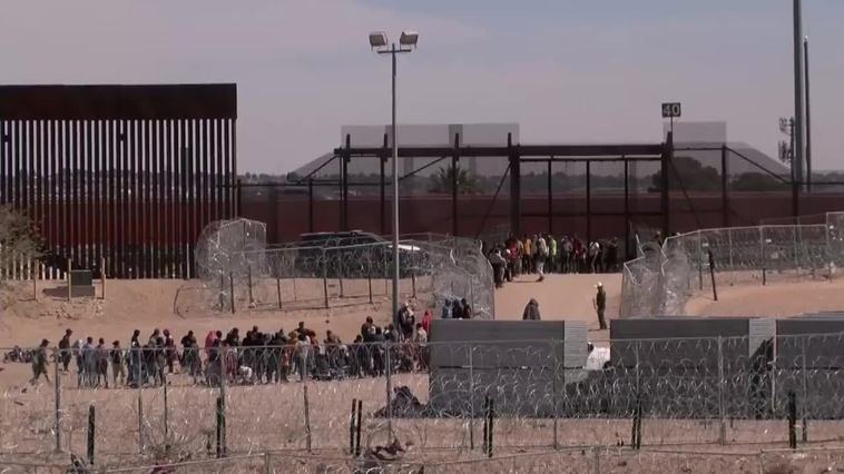 Cerca de 400 migrantes cruzan por la fuerza a Estados Unidos desde Ciudad Juárez