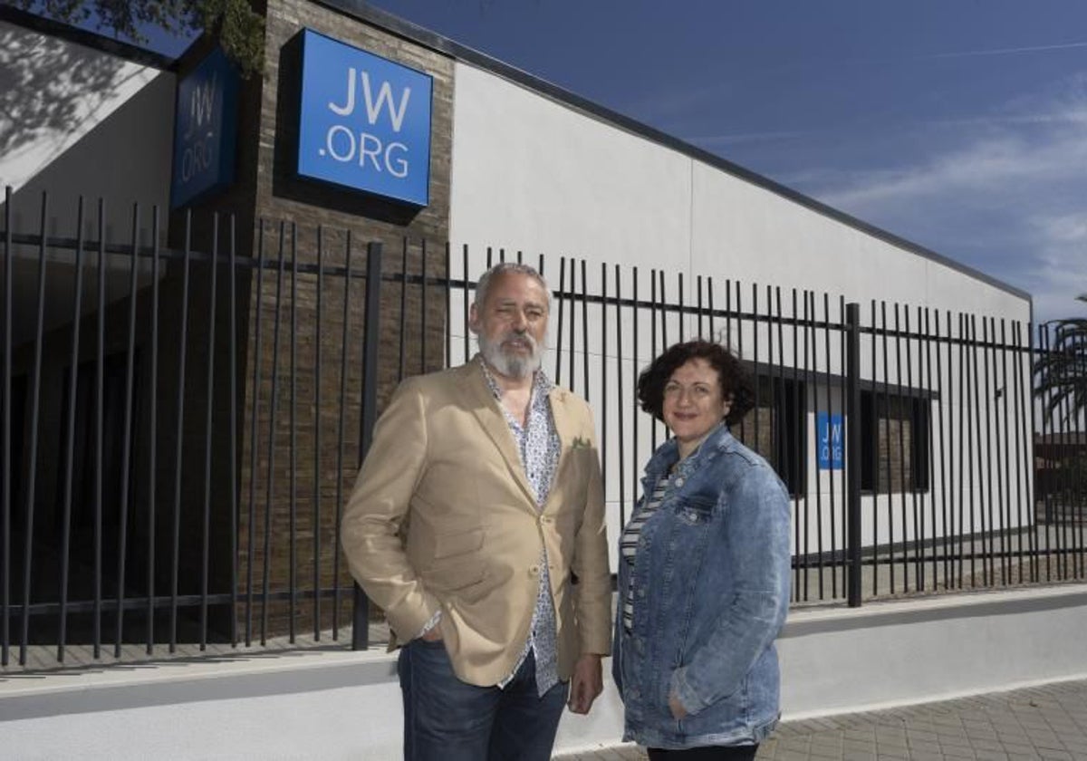 Israel Flórez, presidente de la AEVTJ, y Patricia García, ante el salón del reino de Leganés (Madrid)