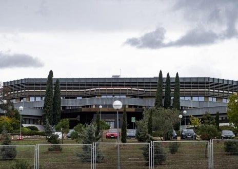 Imagen secundaria 1 - En la foto superior, de izquierda a derecha, Gabriel Pedrero, Patricia García, el abogado Carlos Bardavío e Israel Flórez, de la asociación de víctimas. Debajo uno de los edificios de la sede española de los Testigos de Jehová, en la localidad madrileña de Ajalvir. A la derecha, un bautizo de una fiel en un acto público realizado en el estadio Metropolitano de Madrid en 2019