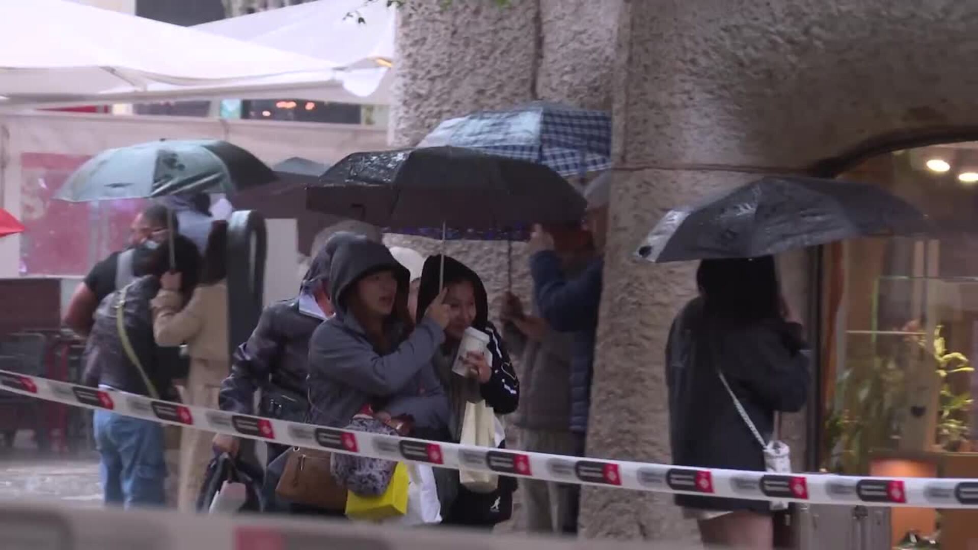 La lluvia en Barcelona vuelve inesperadamente para la diada de Sant Jordi