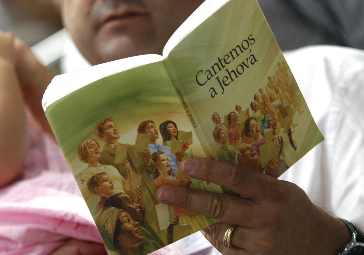 Un libro sobre Jehová en un bautismo