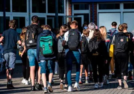 Varios estudiantes entran a un colegio de Berlín, Alemania