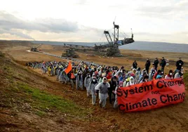 Protestas en 2017 de activistas contra la mina de lignito de Hambach