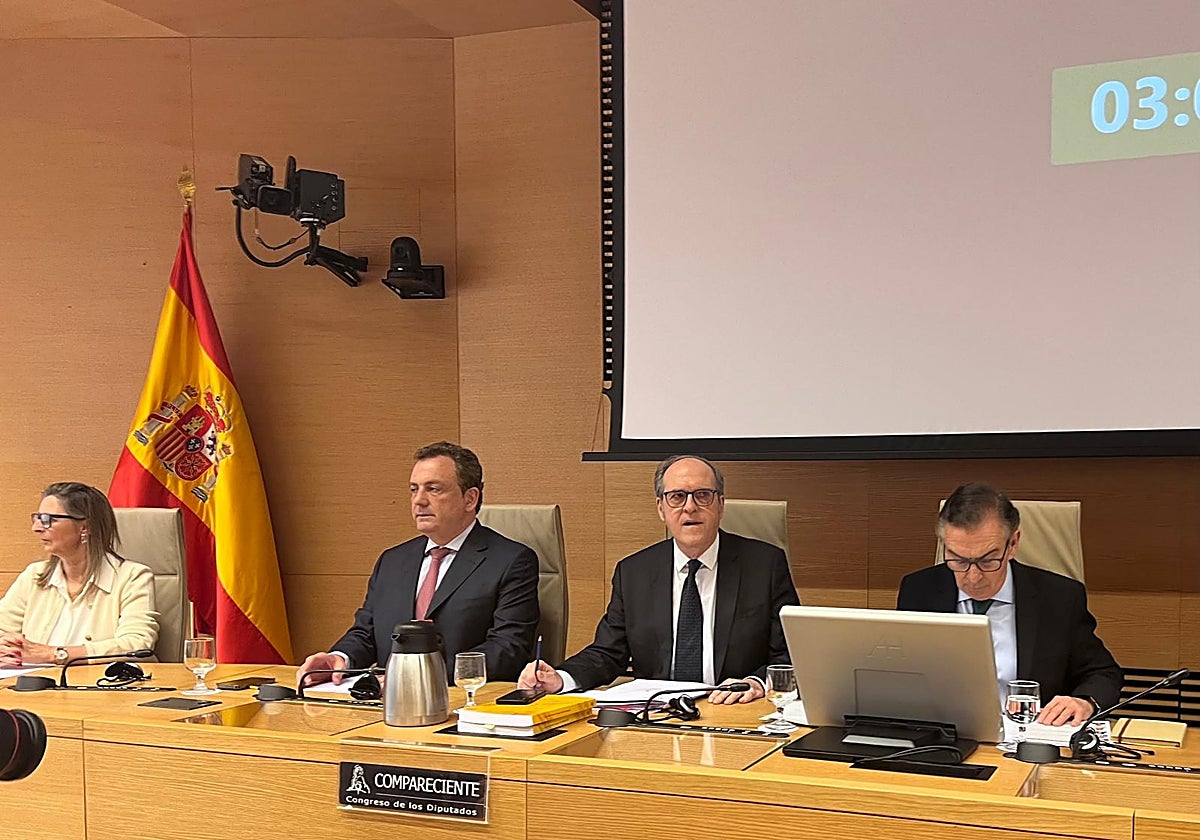 Ángel Gabilondo, segundo por la derecha, en su comparecencia en la sala Prim del Congreso de los Diputados
