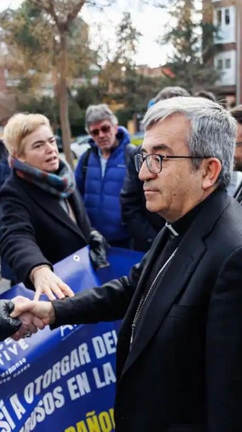 El día de su nombramiento, el presidente de la Conferencia Episcopal, Luis Argüello, sale a dialogar con un grupo de personas que protestaban por los abusos en la Iglesia