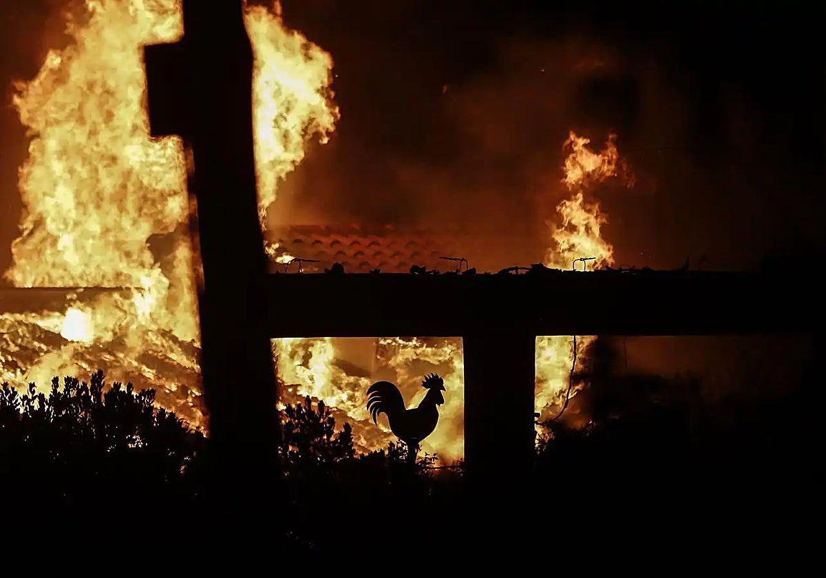 Una vivienda arde en llamas durante el incendio forestal en Mati en 2018, al noreste de Atenas