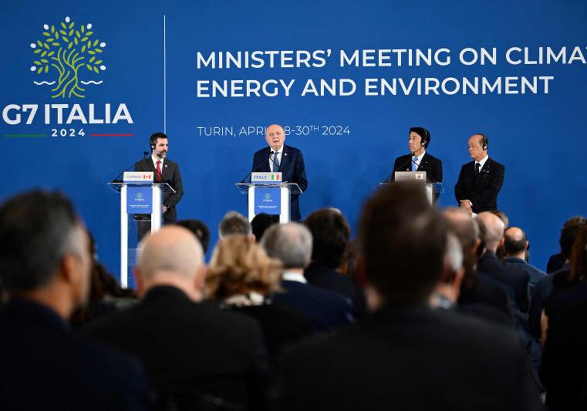 El ministro de Medio Ambiente y Energía italiano, Gilberto Pichetto Fratin (centro), junto a sus homólogos canadiense,  Steven Guilbeault (iz.) y japonés, Ken Saito, durante la presentación del acuerdo