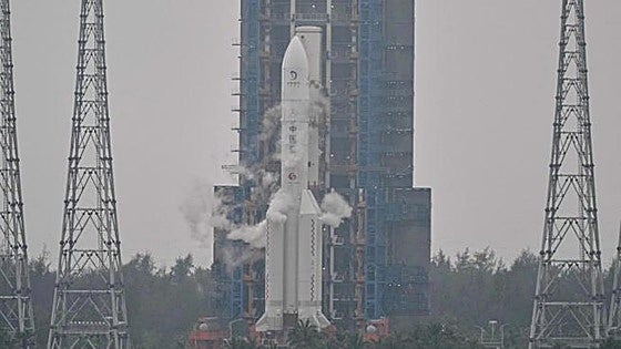 China lanza la sonda Chang'e-6 para recoger por primera vez muestras de la cara oculta de la Luna