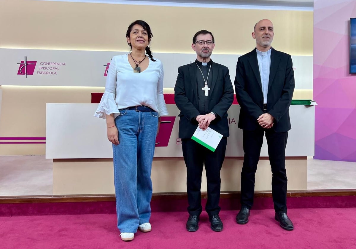 El cardenal Cobo, en el centro, junto a Melania Flores y Xabi Gómez, en la presentación del documento