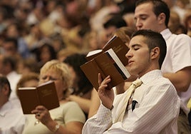 Policías y espiados: el exceso de control de la vida dentro de los Testigos de Jehová
