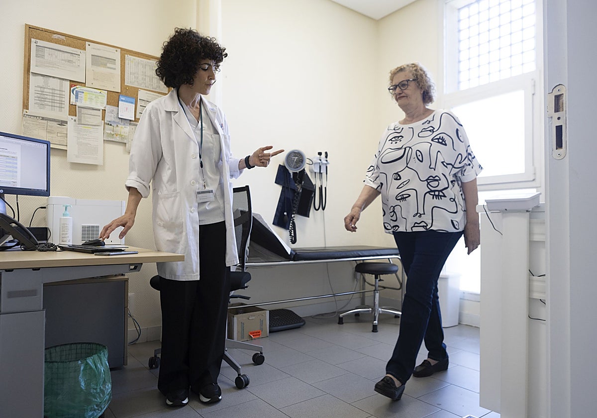 Una enfermera realiza a una paciente a unas pruebas de salud