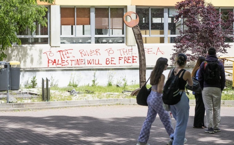 Imagen principal - La Universidad Autónoma de Madrid se ha llenado estos días de pintadas y carteles a favor de Palestina y contra Israel