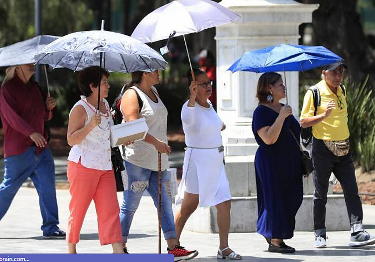 Personas se protegen del sol con sombrillas en México
