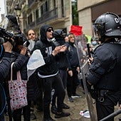 Los Mossos desalojan a porrazos a activistas propalestina concentrados ante una sede de la Generalitat