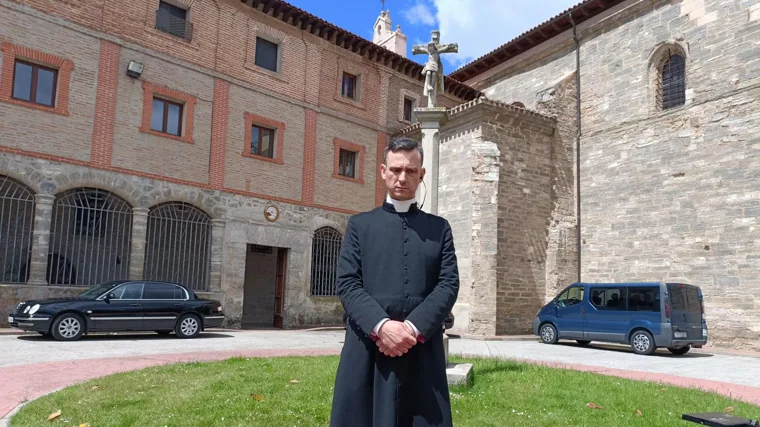 El sacerdote Ceacero, autoproclamado como portavoz de las religiosas, en el monasterio de Belorado. Al fondo uno de los coches de la organización de falso obispo