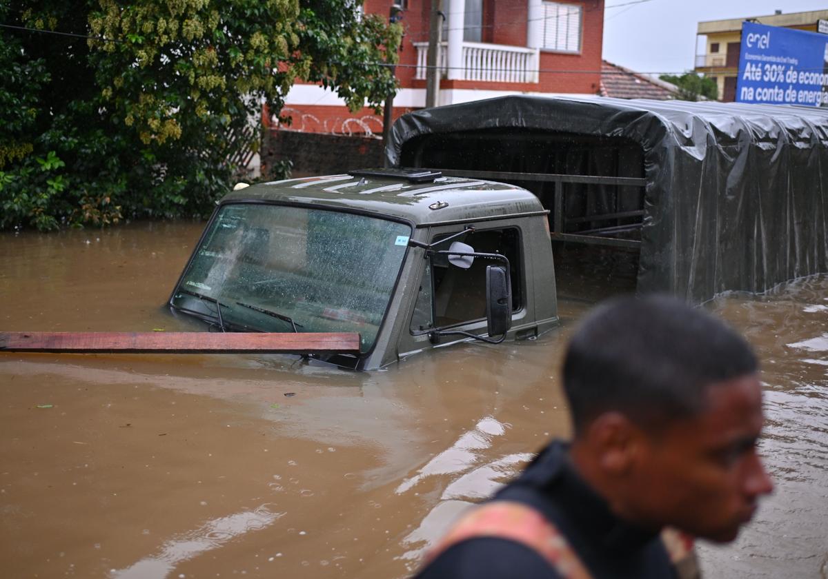 Un camión sumergido en el agua durante una inundación debido a las fuertes lluvias en Canoas, región metropolitana de Porto Alegre (Brasil)