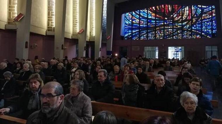 La parroquia del Espíritu Santo de Barcelona, con el gran vitral sobre su entrada