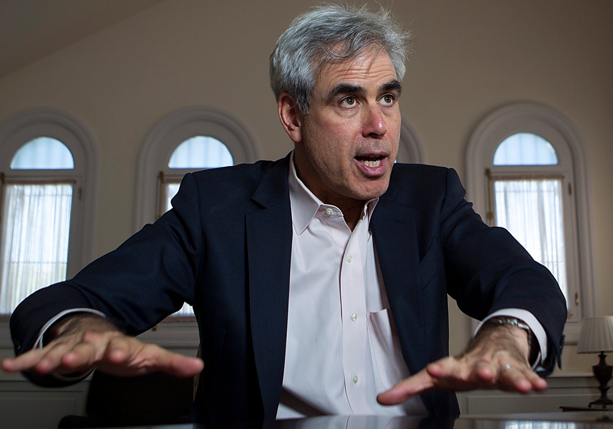 Jonathan Haidt quiere, con su ensayo, zanjar el debate de los móviles en las escuelas