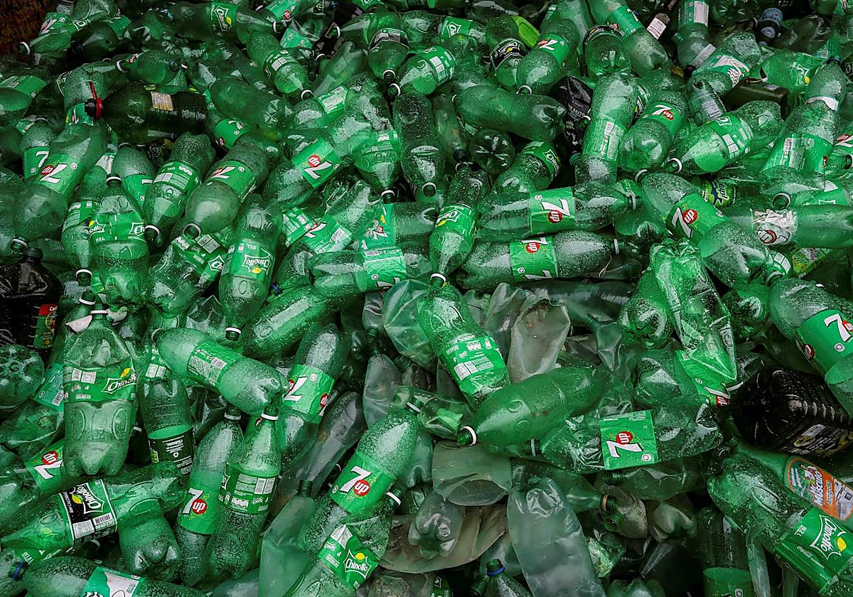 Montaña de botellas de plástico