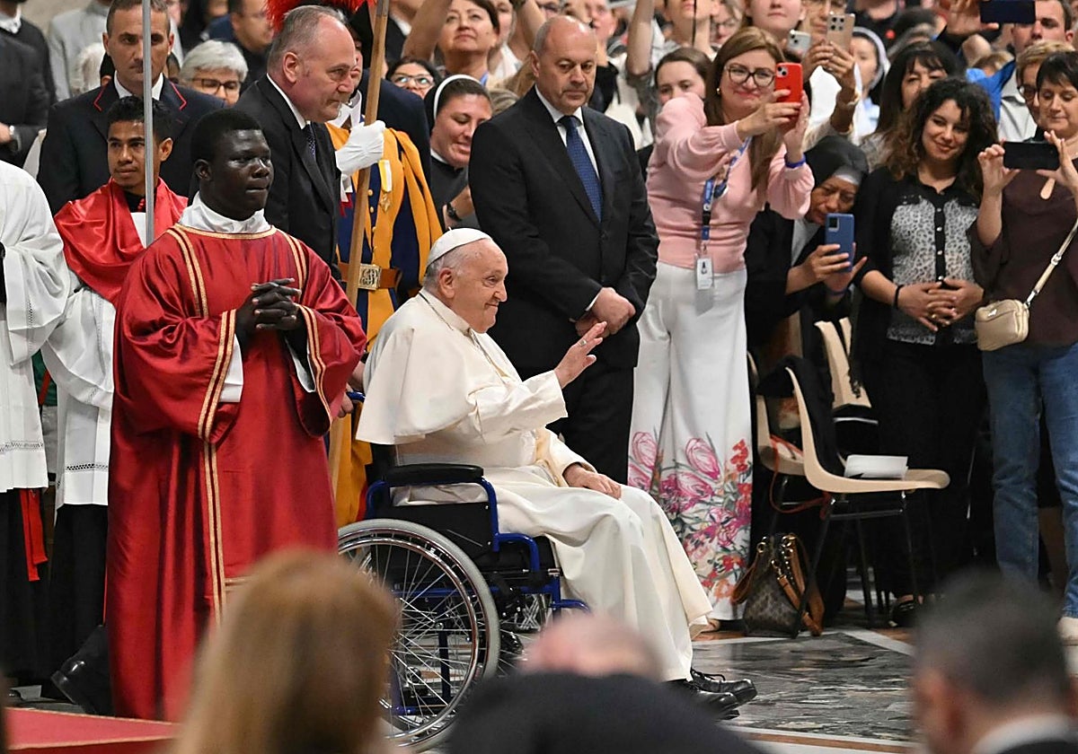 El Papa Francisco saluda a los fieles al finalizar la misa en San Pedro, el pasado domingo de Pentecostés